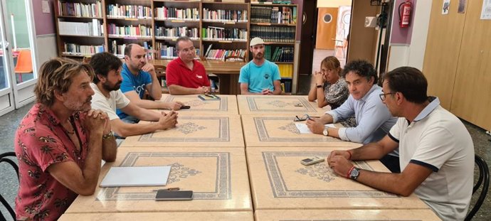 El secretario autonómico de Turisme, Francesc Colomer, visita Venta del Moro donde se ha reunido con el alcalde de la localidad, Luís Francisco López, y representantes de las empresas de turismo activo