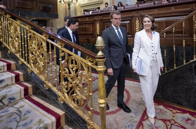 El líder del PP, Alberto Núñez Feijóo (c), y la secretaria general y portavoz del Partido Popular (PP), Cuca Gamarra (d), a su llegada a la primera jornada del Debate sobre el Estado de la Nación, en el Congreso, a 12 de julio de 2022, en Madrid (España).