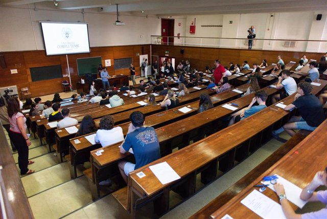 Archivo - Varios alumnos en un aula de la Facultad de Derecho