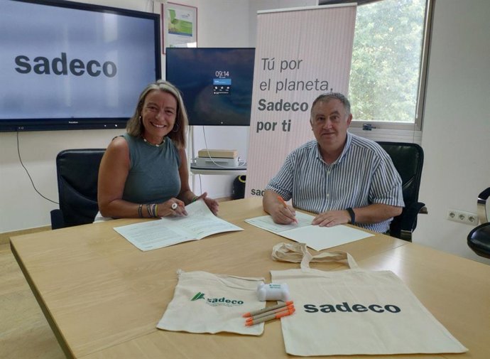 La primera teniente de alcalde y presidenta de Sadeco, Isabel Albás, y el presidente de la Federación de Asociaciones Vecinales Al-Zahara, Antonio Toledano.