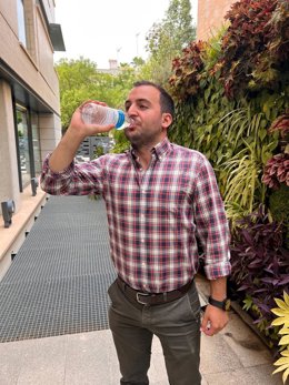 Hombre hidratándose.