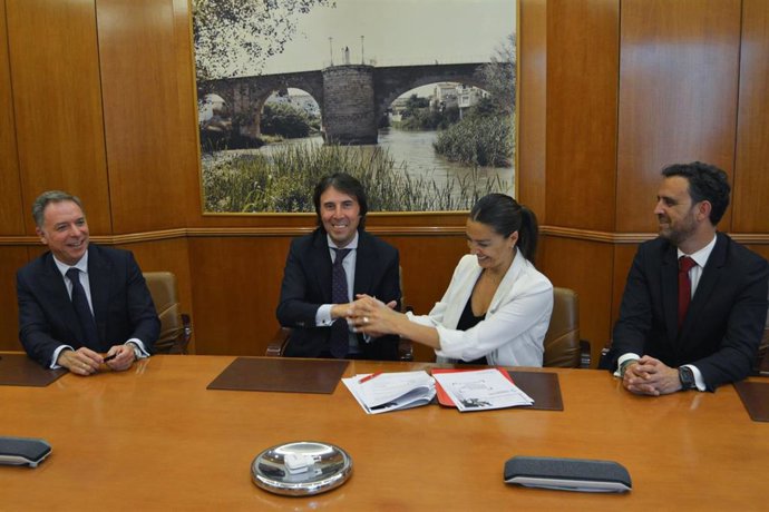 Momento de la firma entre Ximenez Group y Banco Santander.