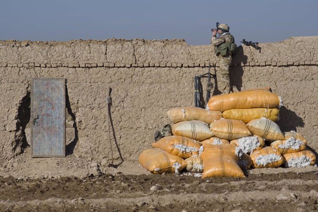 Archivo - Un miembro de los Marines de Reino Unido en el distrito de Nad-e Alí, en la provincia de Helmand, Afganistán
