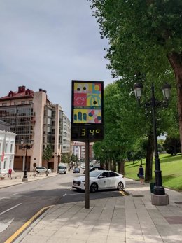 Termómetro en Oviedo, marcando 34 grados en medio de la ola de calor que afecta a la Península.