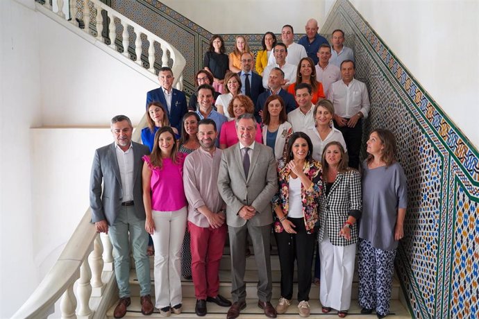 El secretario general del PSOE de Andalucía, Juan Espadas, en la foto en la foto de familia con el nuevo Grupo Socialista en el Parlamento de Andalucía,  a 29 de junio del 2022 en Sevilla (Andalucía, España) (Foto de archivo).