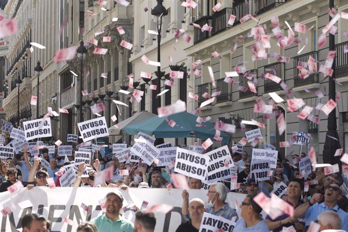 Archivo - Manifestantes lanzan billetes al aire durante una marcha contra la reforma de la Ley de Transportes en junio.