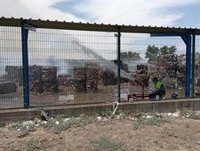 Controlado el incendio en el patio de almacenaje de una planta de papel en Mengíbar (Jaén)