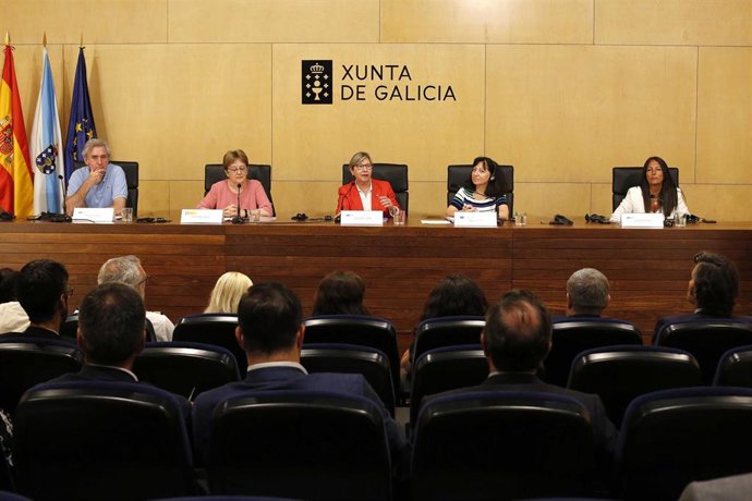 La conselleira do Mar, Rosa Quintana, junto a la secretaria general de Pesca, Alicia Villauriz, y la directora general de Asuntos Marítimos y Pesqueros de la UE, Charlina Vitcheva, en una reunión con miembros del Consello Galego de Pesca.
