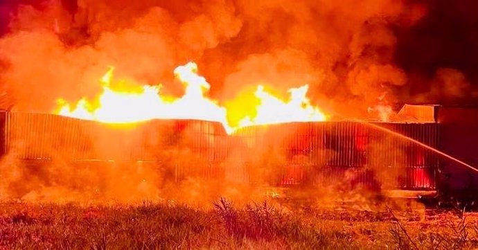 Imagen del incendio en la fábrica de molduras