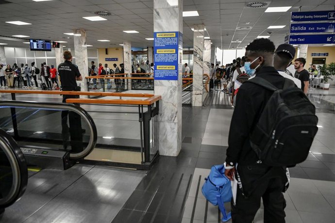 Un grupo de migrantes llegan al puerto de Ceuta para embarcar a diferentes puntos de la península.