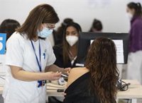 Los casos Covid bajan un 25,8% en la última semana en Madrid, con un 0,5% menos de ingresos en planta y un 5,8% en UCI