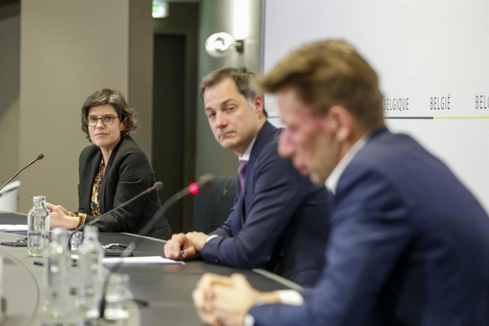 Archivo - 18 March 2022, Belgium, Brussels: (L-R) Belgian Energy Minister Tinne Van der Straeten, Belgian Prime Minister Alexander De Croo, and CEO of Elia Group Chris Peeters hold a press conference. Photo: Nicolas Maeterlinck/BELGA/dpa