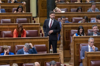 Rufián exhibe en el Congreso tres "balas" utilizadas por Marruecos en Melilla y Sánchez le reprende