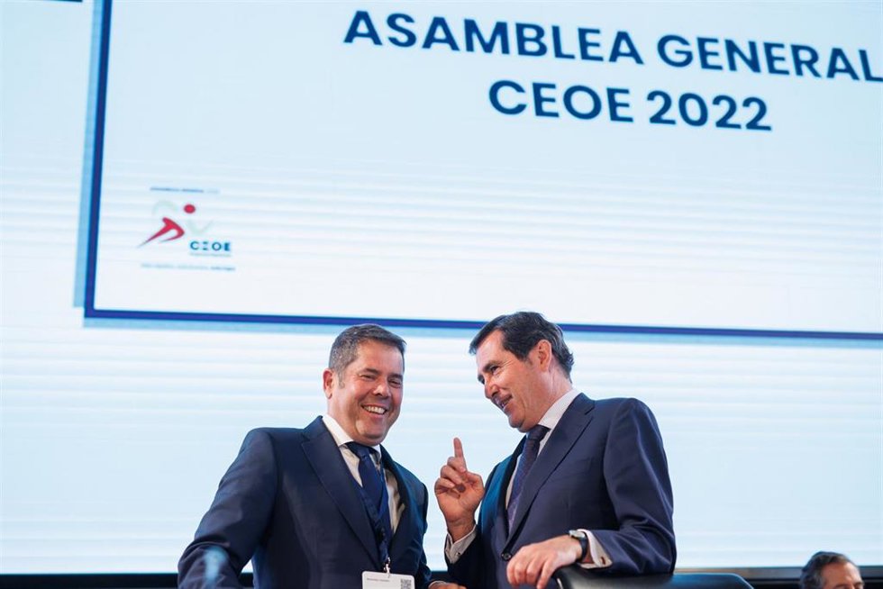 El presidente de la Confederación Española de la Pequeña y Mediana Empresa (CEPYME), Gerardo Cuerva (i), y el presidente de la Confederación Española de Organizaciones Empresariales (CEOE), Antonio Garamendi (d).
