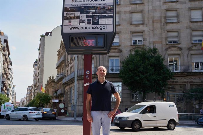 Jácome comparece bajo un termómetro que marca 50 grados en la ciudad de Ourense.