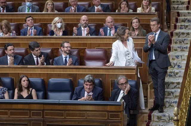 El líder del PP, Alberto Núñez Feijóo (d), aplaude a la secretaria general y portavoz del Partido Popular (PP), Cuca Gamarra, durante la primera jornada de la 26 edición del Debate sobre el Estado de la Nación, en el Congreso de los Diputados, a 12 de jul