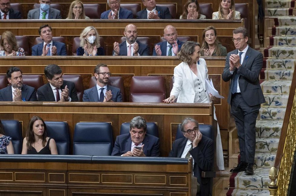 El líder del PP, Alberto Núñez Feijóo (d), aplaude a la secretaria general y portavoz del Partido Popular (PP), Cuca Gamarra, durante la primera jornada de la 26 edición del Debate sobre el Estado de la Nación, en el Congreso de los Diputados, a 12 de j