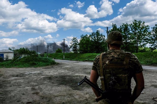 Archivo - Soldado obverva una columna de humo proveniente de Lisichansk, en Ucrania