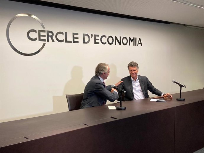 El president sortint del Cercle d'Economia, Javier Faus, i el nou president de l'entitat, Jaume Guardiola