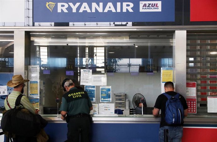 Varias personas se acercan a las ventanillas de la compañía aérea Ryanair que durante estos días los trabajadores de dicha empresa están huelga por sus condiciones laborales en el aeropuerto Costa del Sol en la capital, a 1 de julio de 2022 en Málaga