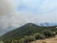 Más de 150 efectivos trabajarán esta noche en el incendio de Las Hurdes, que continúa activo con evolución complicada