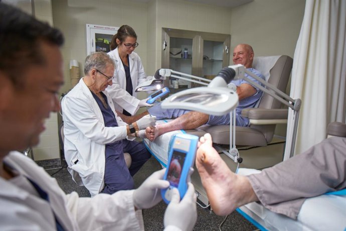 Clinicians using MolecuLight iX to assess bacterial load in wounds in Diabetic Foot Wound Clinic