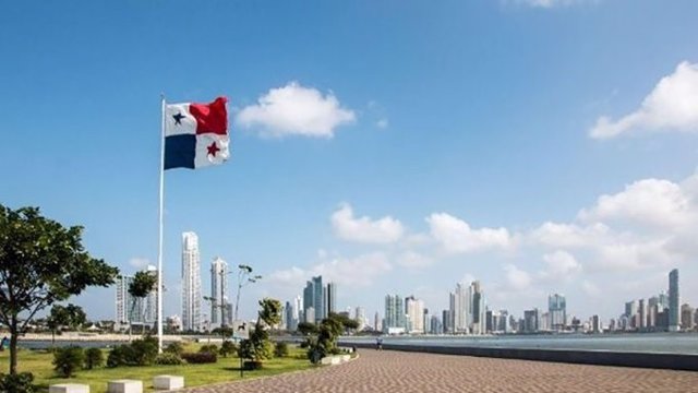 Archivo - Panamá ciudad con bandera
