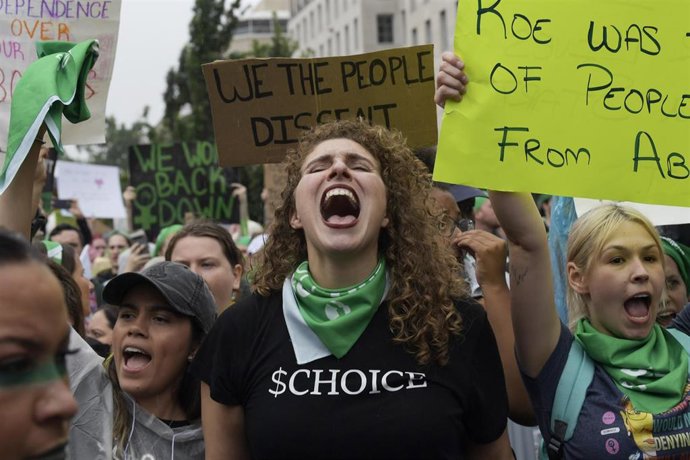 Manifestantes del movimiento de la Marcha de las Mujeres participan en una manifestación frente a la Casa Blanca para exigir al presidente de Estados Unidos, Joe Biden, que tome medidas en relación con el derecho al aborto. 