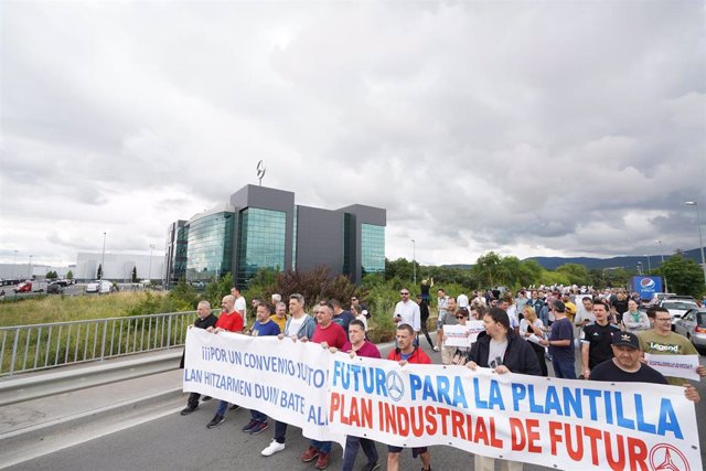 Varias personas durante una concentración en defensa del convenio de Mercedes Vitoria, en la factoría de Mercedes, a 22 de junio de 2022, en Vitoria, Álava, Euskadi (España). 