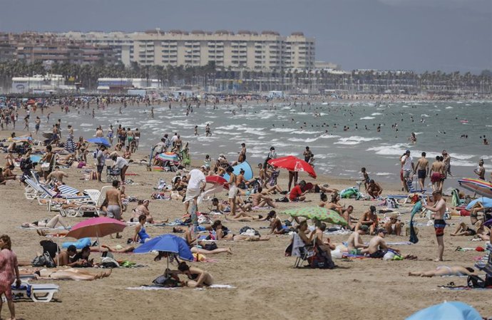 Archivo - La Playa de la Malvarrosa repleta de gente en imagen de archivo