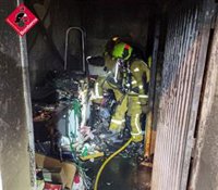 Arde una vivienda en Crevillent tras la quema de cobre en la parte exterior