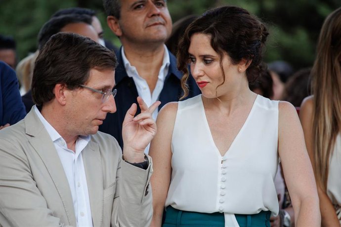La presidenta de la Comunidad de Madrid, Isabel Díaz Ayuso, y el alcalde de Madrid, José Luis Martínez-Almeida, durante el homenaje a Miguel Ángel Blanco, en los Jardines de Miguel Ángel Blanco, a 12 de julio de 2022, en Madrid (España).