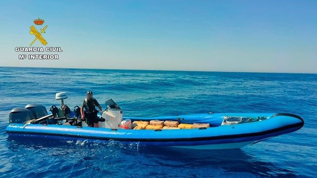 La Guardia Civil ha detenido a cuatro personas integrantes de la tripulación de una embarcación rápida que transportaba al menos 40 fardos de hachís.