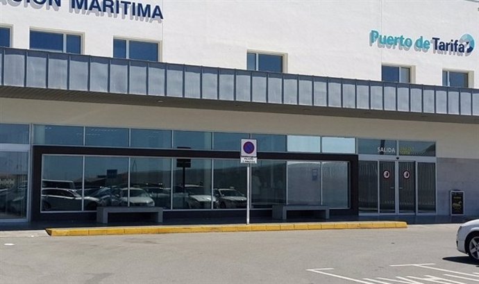 Archivo - Entrada de la terminal del puerto de Tarifa