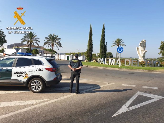 Un guardia civil en un control en uno de los accesos a Palma del Río.