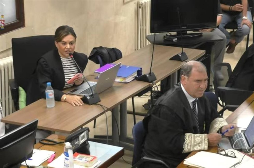 La abogada Teresa Bueyes, durante su turno de palabra, con el fiscal Juan Carrau delante.