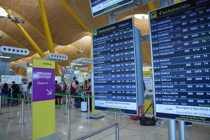 Paneles de facturación en la terminal T4 del aeropuerto Adolfo Suárez Madrid-Barajas, a 11 de julio de 2022, en Madrid (España).