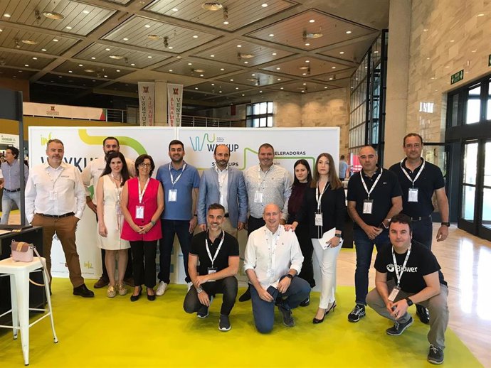 El director del INFO, Joaquín Gómez, junto con los representantes de las 'startups' de la Región participantes en el foro 'Alhambra Venture'