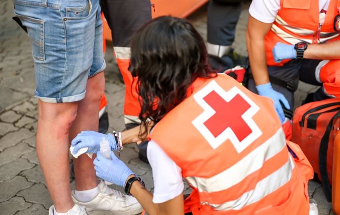 Voluntarios de Cruz Roja atienden a un corredor del encierro.