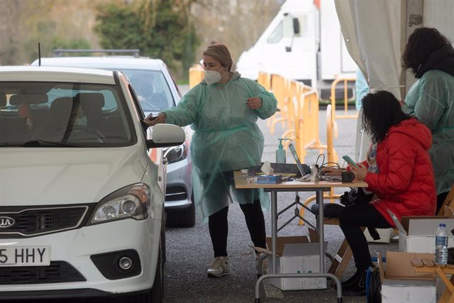 Archivo - Una trabajadora sanitaria atiende a una persona que ha acudido a realizarse un test de antígenos de Covid-19 en un dispositivo organizado en una carpa en Monforte de Lemos, Lugo, Galicia, (España), a 5 de febrero de 2021. El cribado masivo, pues