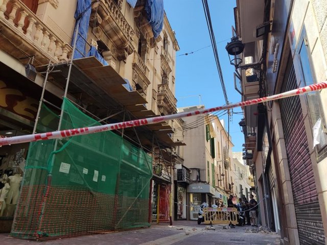 Calle sindicato cortada tras caída de cascotes