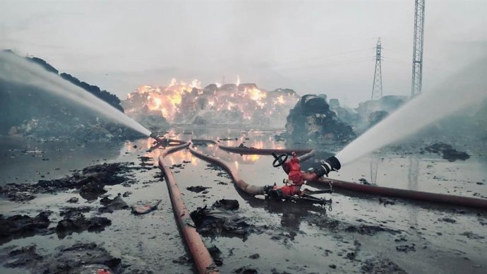 Incendio en el patio exterior de la planta de papel