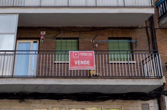 Archivo - Cartel de venta en una vivienda de Madrid