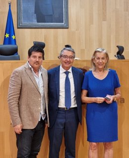 El presidente de la Diputación de Málaga, Francisco Salado, en el centro, junto a Fran Oblaré y Kika Caracuel, nuevos parlamentarios andaluces por Málaga y que dejan la institución provincial.