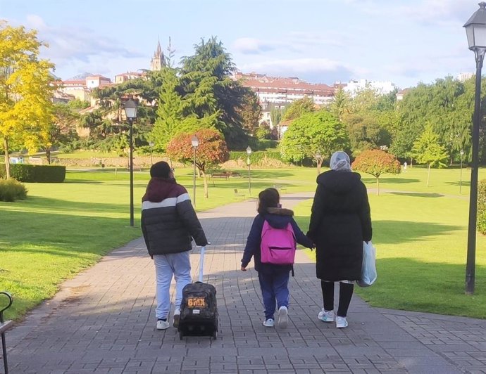 Archivo - Niños que van al colegio en Oviedo con su madre,, comunidad musulmana