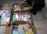 La Guardia Civil incauta miles de productos falsificados en un comercio de Lorca (Murcia)