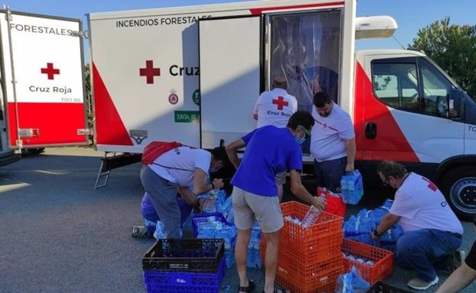 Voluntarios de cruz roja preparan los avituallamientos para el personal que lucha contra el incendio en Las Hurdes.