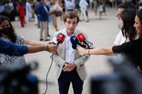 Almeida envía una carta a Sánchez para "iniciar conversaciones cuanto antes" sobre la Operación Campamento