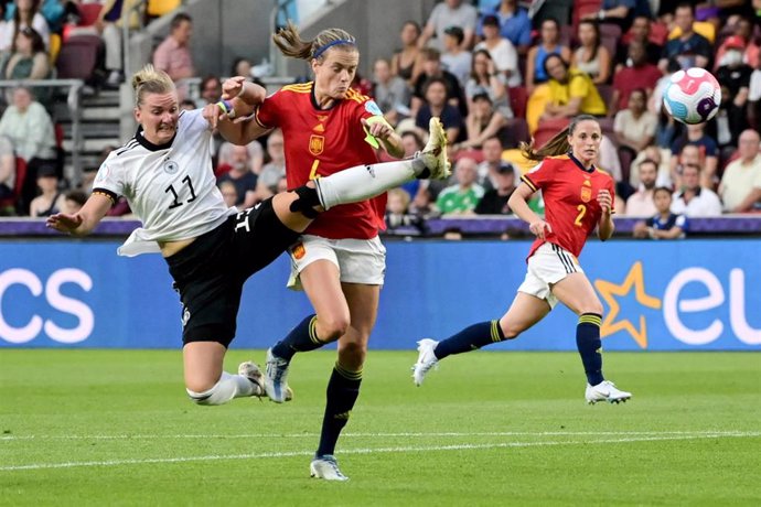 Irene Paredes y la alemana Alexandra Popp luchan por un balón durante el Alemania - España de la Eurocopa