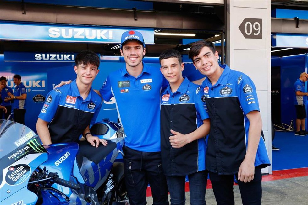 Jóvenes pilotos del equipo Estrella Galicia 0,0 en el JuniorGP junto al piloto de MotoGP y embajador de la cervecera Joan Mir